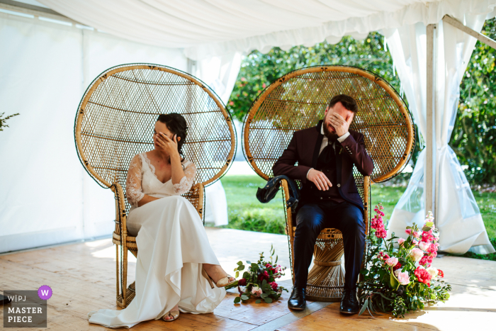 Fotografia documental de um local de casamento na França mostrando a emoção dos noivos enquanto estão sentados