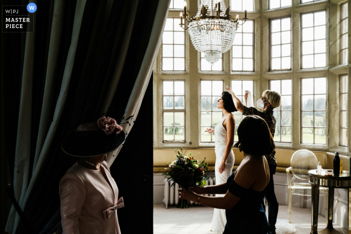 Huwelijks- en evenementfotografie in Yorkshire in de Howsham Hall in York, VK, met bruidsvoorbereidingen vóór de ceremonie