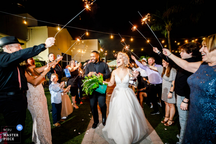 La mejor fotografía del lugar de la boda en Miami que muestra una salida de bengala nocturna