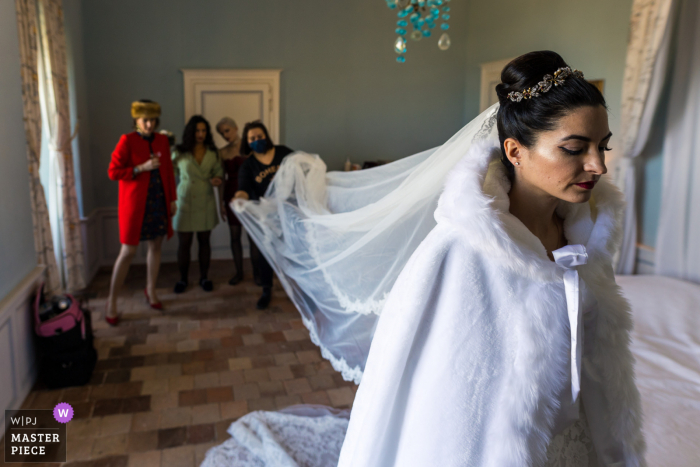 Beste Hochzeitsfotografie von einem Veranstaltungsort in Indre, Chateau de l'Isle Savary von Die Braut und ihr sehr langer Schleier während der Vorbereitungen