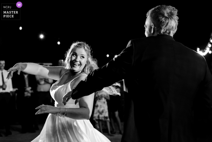 La mejor fotografía de boda en blanco y negro de un lugar de baile de novios en Perth