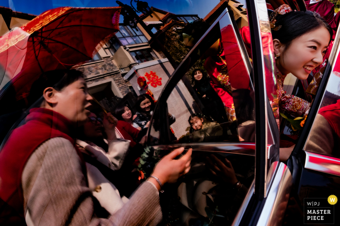 Fotografía de bodas y eventos en Shanghái que muestra a la novia recibiendo la bienvenida a su nuevo hogar