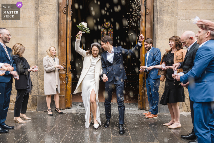 Hochzeits- und Eventfotografie aus Florenz in der Chiesa Santissima Trinità, die das Werfen von Reis festhält