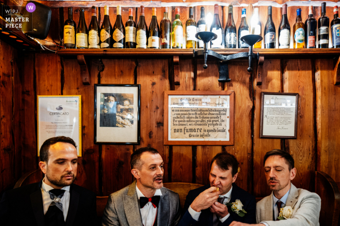 Beste Hochzeitsfotografie in Venedig, die Jungs in einer Bar, einem Bacaro, zeigt, um vor dem Mittagessen etwas zu essen und zu trinken