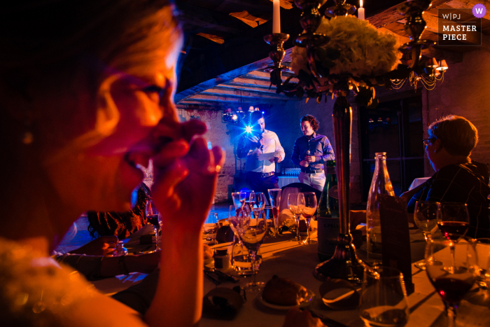 Fotografia do local do casamento em Nievre da noiva rindo durante os discursos