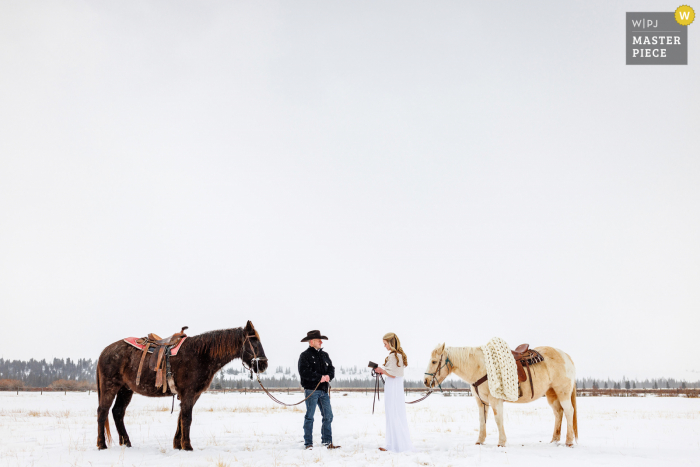 La migliore fotografia di matrimonio in Colorado durante l'inverno durante una cerimonia privata sulla neve con i cavalli