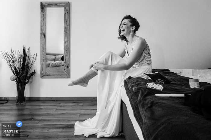 La mejor fotografía del lugar de la boda de Champex-Lac en el Hotel Splendide en Suiza creada en BW como La novia se pone calcetines gruesos de lana La mejor fotografía del lugar de la boda de Champex-Lac en el Hotel Splendide en Suiza creada en BW como La novia se pone calcetines gruesos de lana