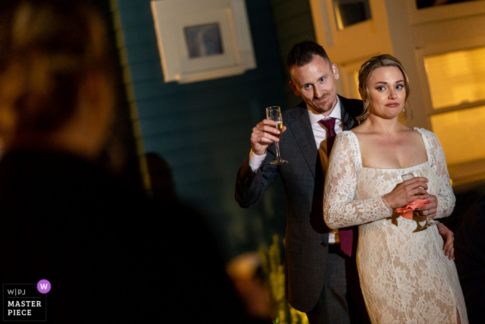 Imagen de boda en San Diego de un alquiler de vacaciones en el sur de California que muestra a la suegra del novio dando un agradable discurso durante la recepción de la boda