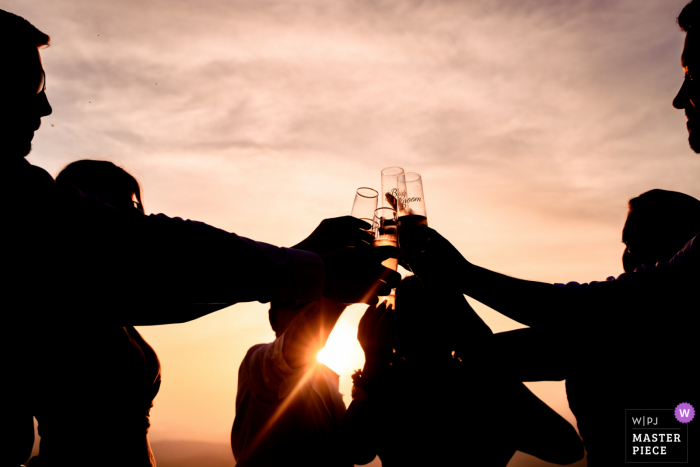 La meilleure photographie du lieu de mariage d'Asheville en Caroline du Nord a traversé le moment en obtenant des silhouettes et a finalement capturé l'éclat du soleil