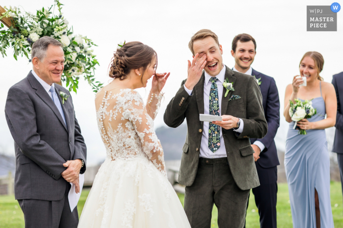 Il fotografo documentarista di matrimoni presso la sede dell'evento 12 Ridges Vineyard a Charlottesville, in Virginia, ha catturato Groom mentre si asciugava le lacrime mentre leggeva i suoi voti