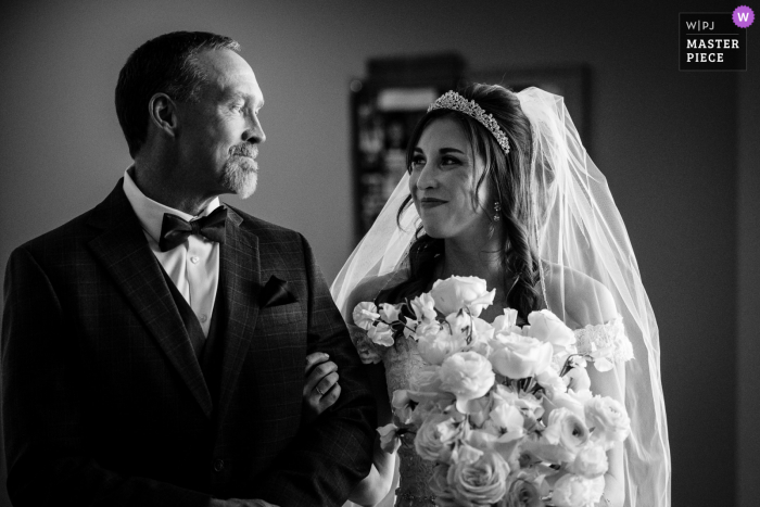 Foto di matrimoni ed eventi con sede a Denver in BW che mostra padre e sposa che tengono le braccia