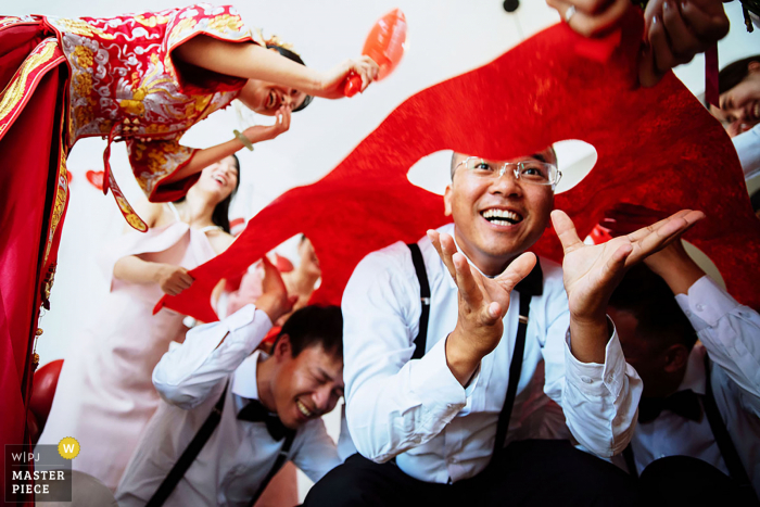 Imagen de la boda de Nanning de un lugar de China que muestra la puerta que se estrella contra los juegos de la puerta de los padrinos de boda