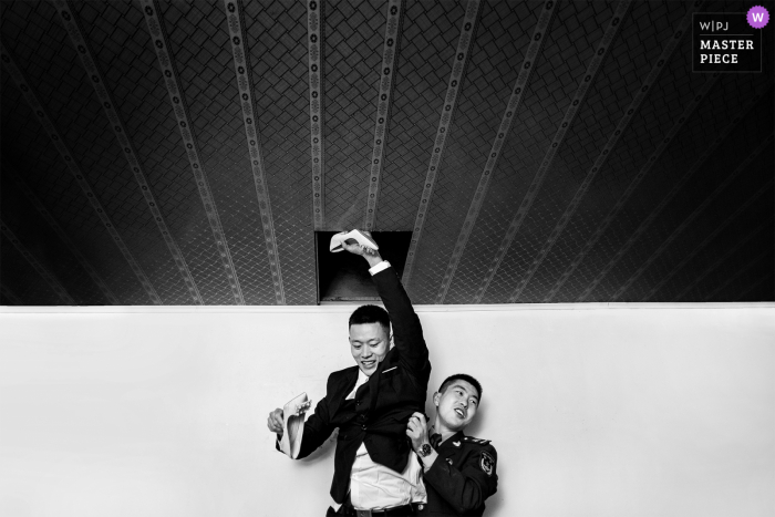 Fotógrafo de casamento documental na casa da noiva em Sichuan, quando a noiva escondeu seus sapatos em um buraco no telhado e o noivo e seu irmão acabaram de encontrar os sapatos no buraco no telhado Fotógrafo de casamento documental na casa da noiva em Sichuan, quando a noiva escondeu seus sapatos em um buraco no telhado e o noivo e seu irmão acabaram de encontrar os sapatos no buraco no telhado