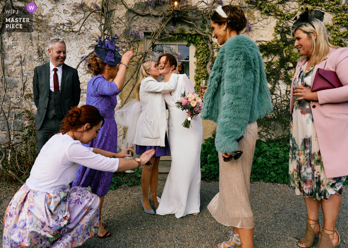 Trouw- en evenementfotografie in Cloughjordan in Tipperary, Ierland, waarop bruiden te zien zijn die haar liefde tonen