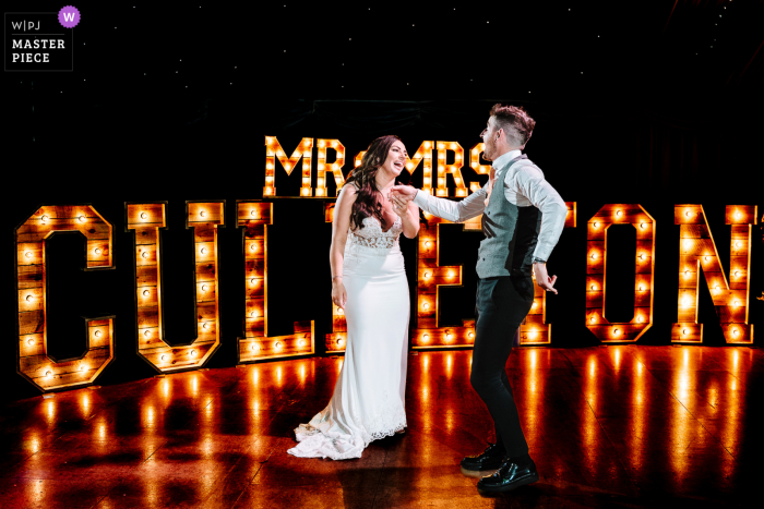 Fotografia do local do casamento de Macclesfield na Heaton House em Cheshire, Reino Unido, mostrando a noiva e o noivo durante a primeira dança