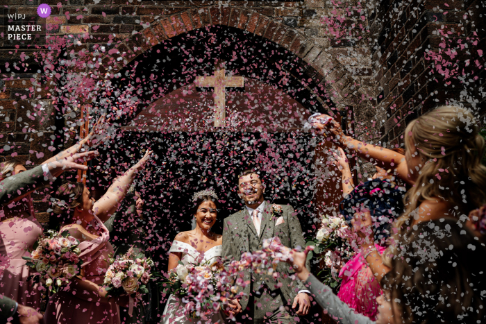 Uma imagem de casamento de Liverpool de Isla Gladstone capturou esta festa de chuva de confetes