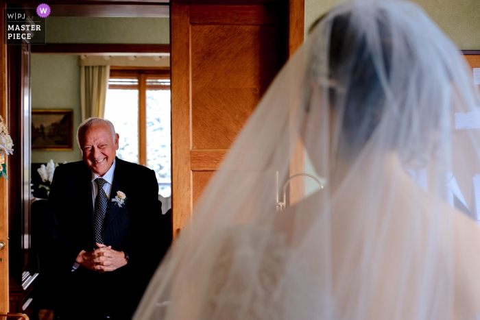 La mejor fotografía emocional del lugar de celebración de la boda en Lazio del padre de la novia teniendo un primer vistazo La mejor fotografía emocional del lugar de celebración de la boda en Lazio del padre de la novia teniendo un primer vistazo