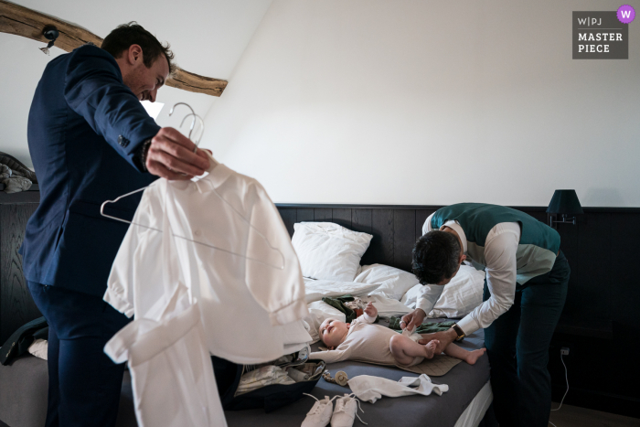 La migliore fotografia della location per matrimoni Nièvre al castello di Planchevienne di bambini e uomini che si preparano