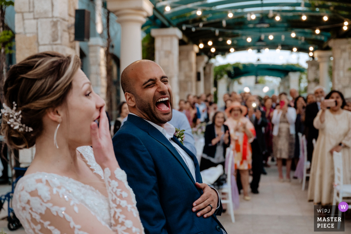 Fotografia de casamento feliz de um local da Bulgária, Astor Garden Hotel of Grooms emoções