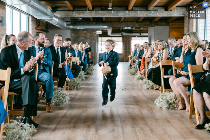 Fotografia de casamento e eventos com sede em Illinois no Walden Chicago capturando o adorável portador do anel no meio do corredor