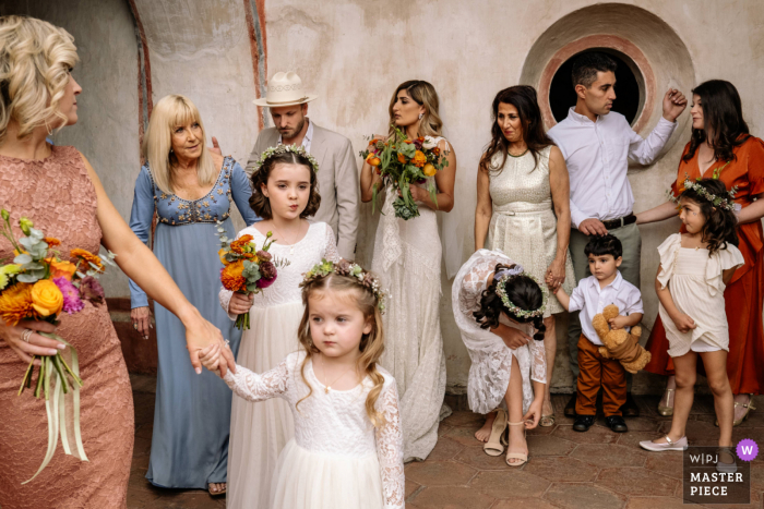 Um fotógrafo de casamento documental no local do evento Quinta Real na cidade de Oaxaca capturou esta família após a cerimônia