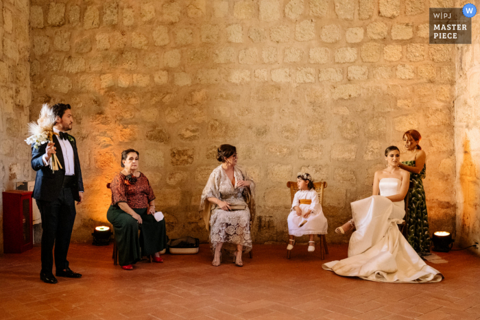 La mejor fotografía del lugar de la boda en la ciudad de Oaxaca en el Jardín Etnobotánico que muestra los retoques nupciales antes de la recepción