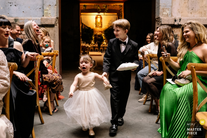 Photographie de mariage et d'événement basée à Mexico à Proyecto Prim capturant une demoiselle d'honneur marchant dans l'allée à la hâte