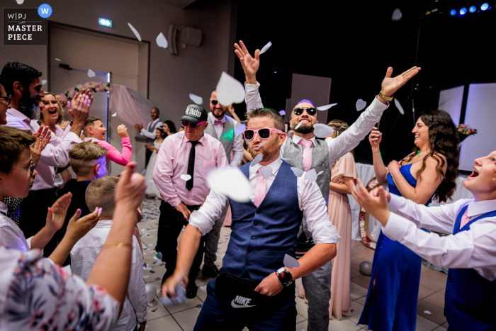 Ein dokumentarischer Hochzeitsfotograf an einem Veranstaltungsort in der Ardèche hielt den Einzug der Jungs fest