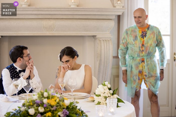 Fotografía vergonzosa del lugar de la boda en Lombardía de padre e hija