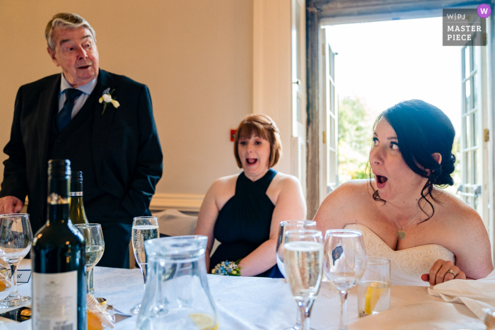 Ein dokumentarischer Hochzeitsfotograf am Veranstaltungsort Clearwell Castle in Gloucestershire hielt diese Rede des Brautvaters fest, was die Braut in Verlegenheit brachte