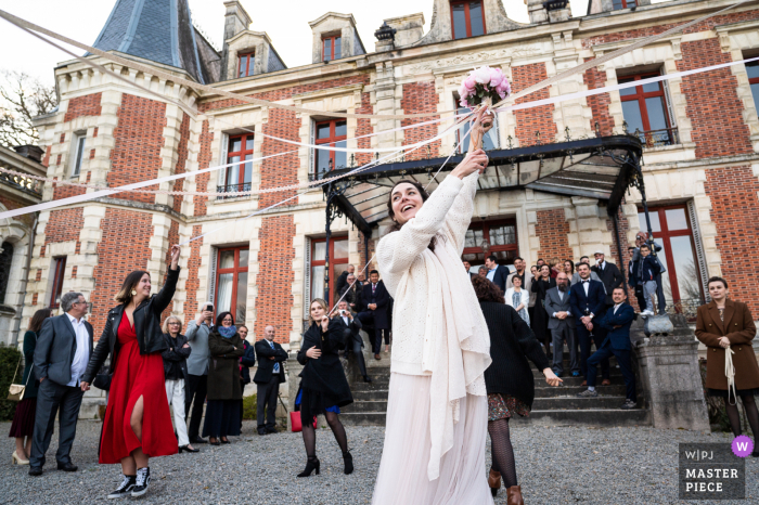 Imagem do casamento Château de Walmath de um local Haute-Vienne do jogo de fita do buquê