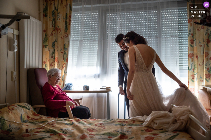 La mejor fotografía de bodas de Ambazac en Haute-Vienne, Francia, creada durante una visita a la abuela ma