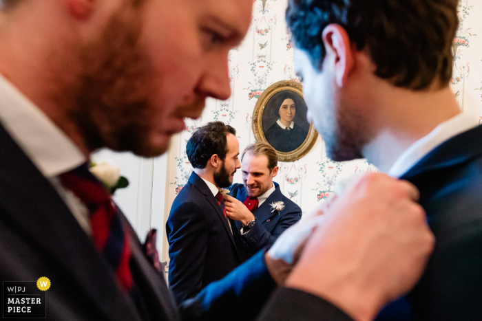 Dokumentarischer Hochzeitsfotograf an einem Veranstaltungsort in Frankreich mit dem Getting Ready des Bräutigams Dokumentarischer Hochzeitsfotograf an einem Veranstaltungsort in Frankreich mit dem Getting Ready des Bräutigams