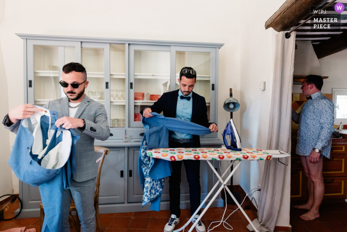 Fotografía de bodas y eventos en Francia durante la preparación del novio Fotografía de bodas y eventos en Francia durante la preparación del novio