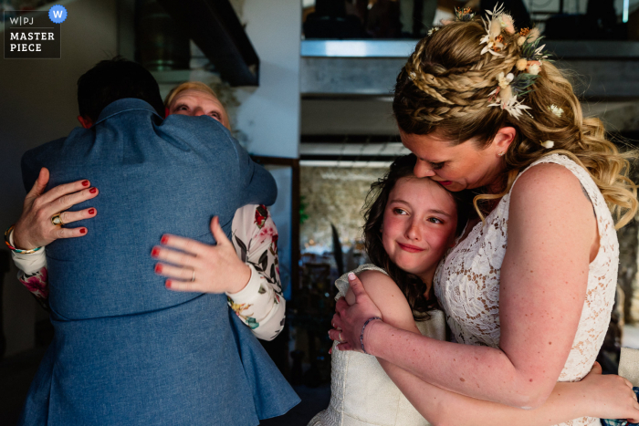 Beste Hochzeitsfotografie der Nouvelle Aquitaine, die eine Umarmung der Tochter der Braut einfängt