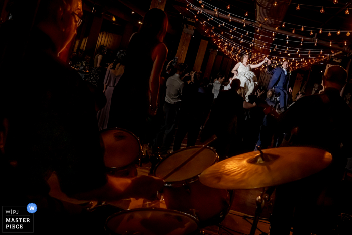 Imagen de la boda en Chicago del Bridgeport Art Center durante el baile de la silla hora en la fiesta de recepción