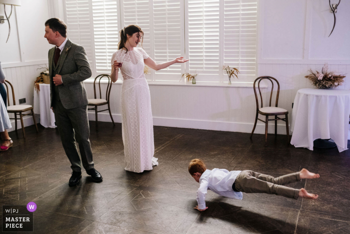 Fotógrafo de casamento documental em um local de evento em Londres capturou essa estranheza acontecendo diante de nossos olhos