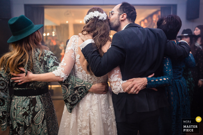 La mejor fotografía de boda de un lugar de Lieu Privé, París, capturando al novio besando a la novia durante la fiesta La mejor fotografía de boda de un lugar de Lieu Privé, París, capturando al novio besando a la novia durante la fiesta