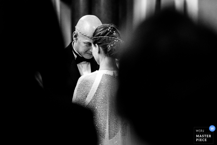 Melhor fotografia de casamento da Cathedrale Saint-Jean Baptiste em Paris, França da noiva e do noivo durante a cerimônia armênia