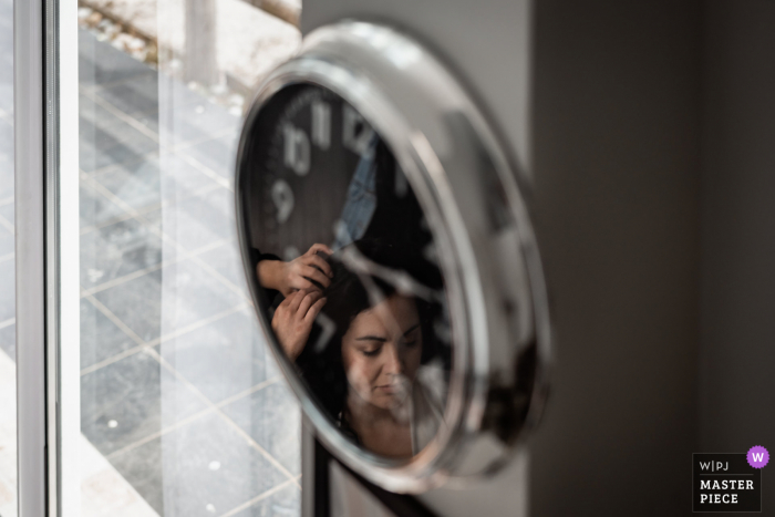 Beste Hochzeitsfotografie in Longvilliers, Yvelines im Gîtes Casalé Di Vito mit einem Spiegelbild der Braut, die sich vorbereitet