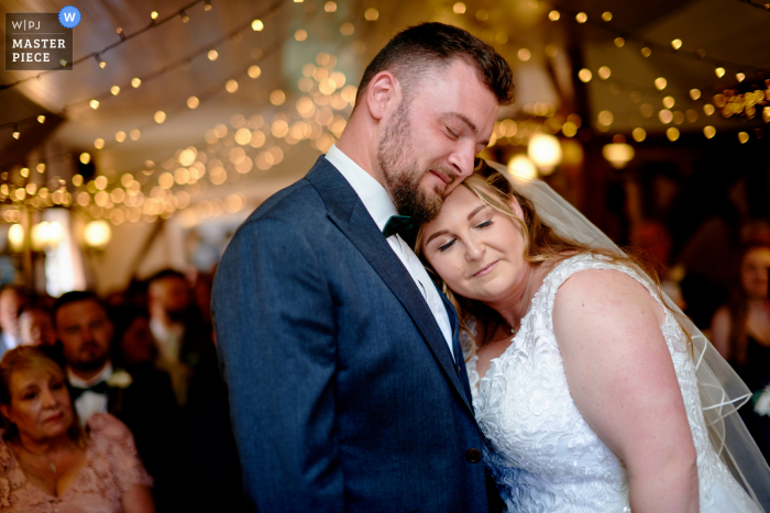 Fotografía de bodas y eventos en Inglaterra que captura un momento tierno de la novia y el novio durante la ceremonia