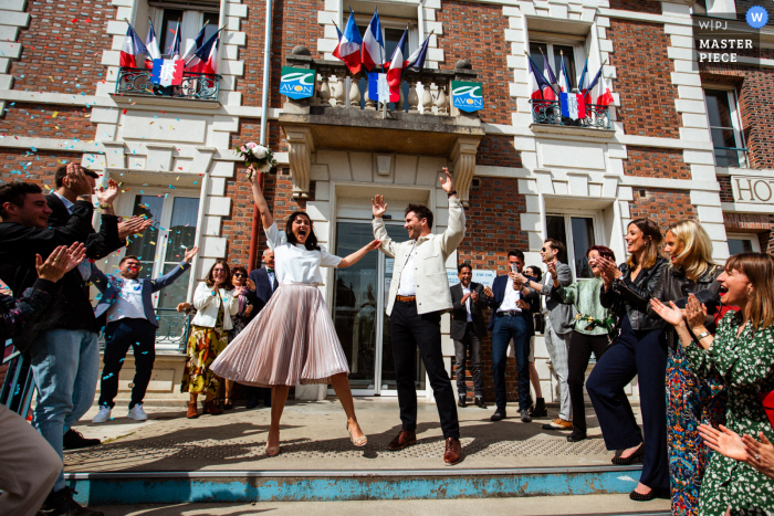 La mejor fotografía del lugar de la boda en París que muestra a los recién casados celebrando a la salida del ayuntamiento La mejor fotografía del lugar de la boda en París que muestra a los recién casados celebrando a la salida del ayuntamiento