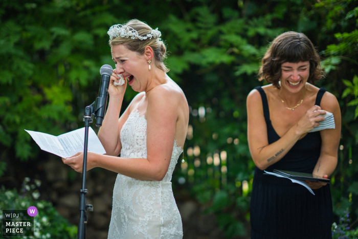 Melhor fotografia de casamento de um quintal de Altadena criada enquanto a noiva soluça durante a entrega dos votos