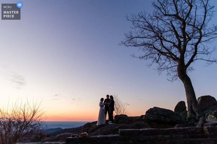 Imagen de una boda en Virginia del Parque Nacional Shenandoah durante una fuga al amanecer en las montañas Blue Ridge Imagen de una boda en Virginia del Parque Nacional Shenandoah durante una fuga al amanecer en las montañas Blue Ridge