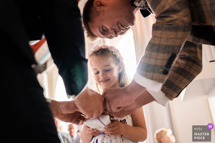 A imagem do casamento Pompstation de um local de Roterdã de O portador do anel com os anéis e ela está muito animada para ajudar A imagem do casamento Pompstation de um local de Roterdã de O portador do anel com os anéis e ela está muito animada para ajudar