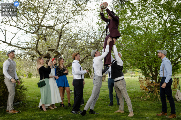 La migliore fotografia della location per matrimoni a Tolosa alla Chartreuse de Dane a Saint Jean de Poutge, creata da Gers mentre lo sposo si cimenta nel rugby