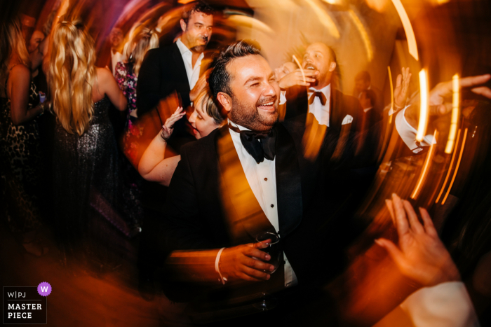 La migliore fotografia di matrimonio da una sede di Issizhan creata durante il Party Time al ricevimento