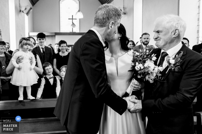 Fotografia documental de um casamento em Doolin, Irlanda, mostrando a entrega em BW