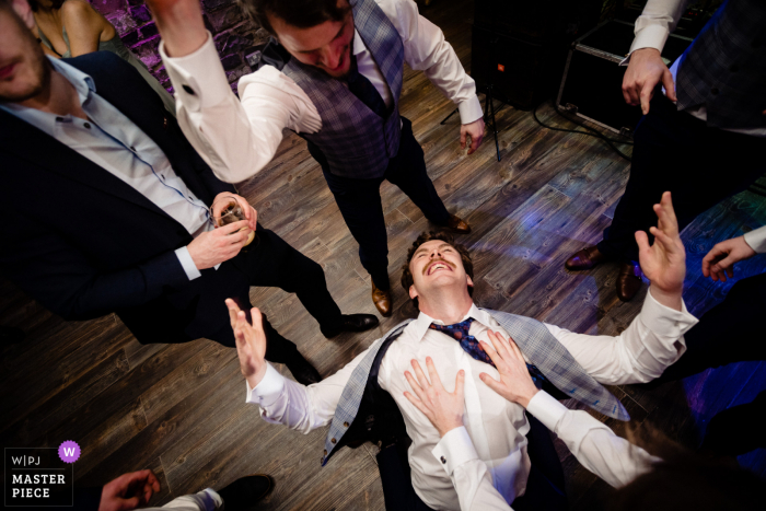 Fotografía del lugar de la boda de Ballymagarvey en el condado de Meath en Irlanda que muestra al novio bailando Fotografía del lugar de la boda de Ballymagarvey en el condado de Meath en Irlanda que muestra al novio bailando