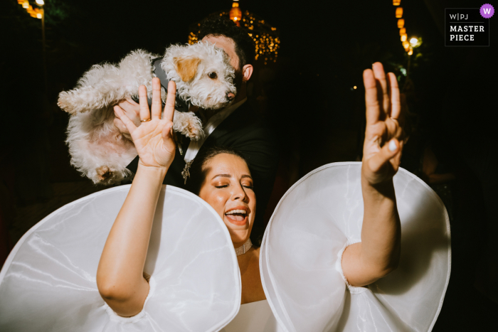 Fotografia de casamento e evento do Sheraton Hotel Adana mostrando a noiva dançando com seu cachorro e seu noivo